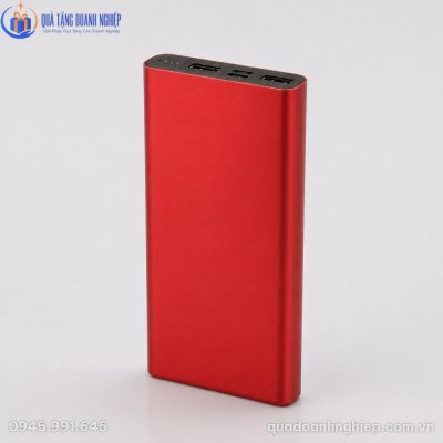 Thiết kế sạc dự phòng Akus Vivu V10 màu đỏ nhám sang trọng với các cổng kết nối đa dạng ở cạnh trên