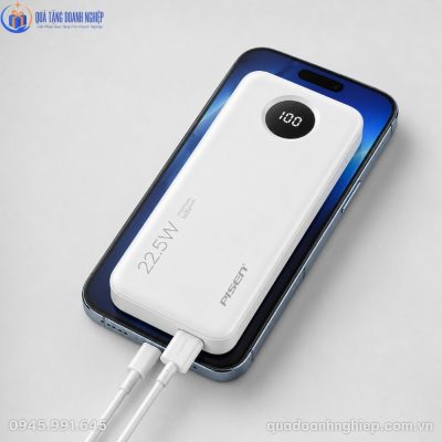 Sạc dự phòng kết nối sạc trực tiếp với điện thoại qua dây cáp nhỏ gọn