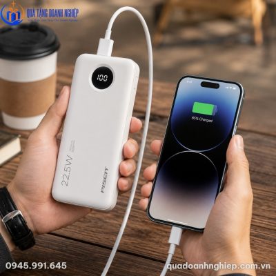 Trải nghiệm cầm nắm thực tế sạc dự phòng Pisen kết nối sạc nhanh tiện lợi cùng điện thoại di động