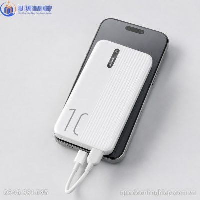Góc nhìn nghiêng từ trên xuống khi sạc dự phòng kết nối sạc đồng thời cho điện thoại di động