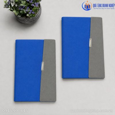 Hai cuốn sổ còng A5 SD-10 đặt song song trên mặt bàn phẳng cạnh chậu cây trang trí