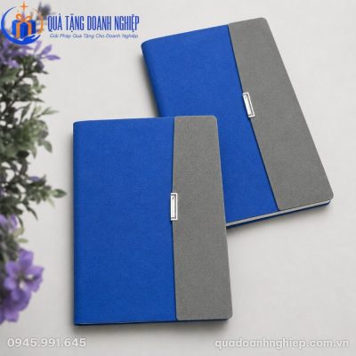 Góc chụp nghiêng hai cuốn sổ còng phối màu độc đáo đặt chồng lên nhau tinh tế
