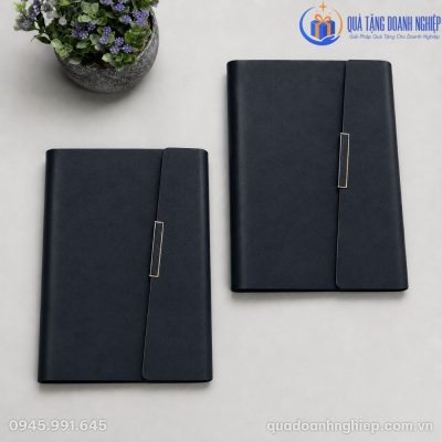 Cầm trên tay sổ còng SD-13 màu đen lịch lãm trong không gian thư viện sang trọng
