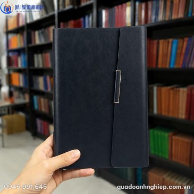 Hai cuốn sổ còng SD-13 màu đen lịch lãm đặt song song cạnh chậu cây trang trí nhỏ
