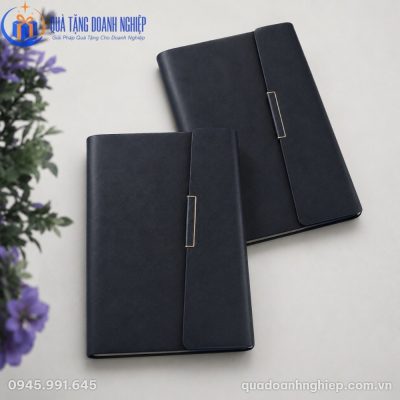 Góc chụp nghiêng hai cuốn sổ còng SD-13 đặt chồng nhẹ lên nhau phô diễn độ dày cân đối