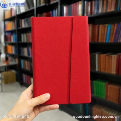 Mẫu sổ tay SD-14 màu đỏ đô trơn láng với đường vát xéo nắp gài tinh tế khi cầm trên tay