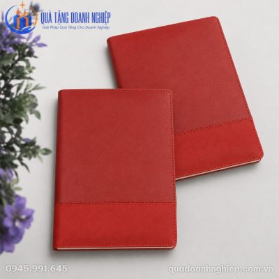 Phiên bản sổ tay bìa da đỏ phối viền chỉ may tỉ mỉ ở phần chân sổ