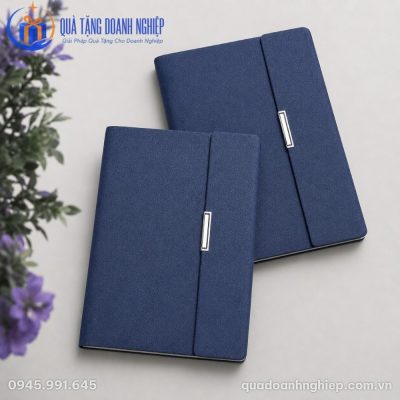 Góc chụp nghiêng hai cuốn sổ da PU màu xanh navy xếp chồng lên nhau làm nổi bật đường chỉ may viền tỉ mỉ