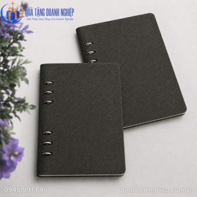 Góc chụp nghiêng xếp chồng hai cuốn sổ còng A5 làm nổi bật độ dày cân đối và đường chỉ may viền tỉ mỉ