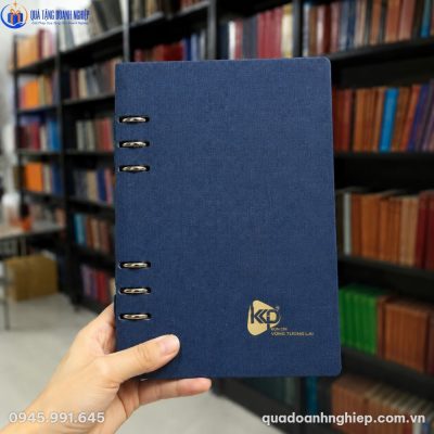 Sổ còng hở SD-15 màu xanh dương sang trọng khi cầm trên tay trong không gian thư viện