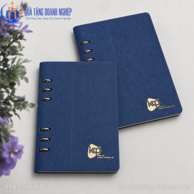 Góc chụp nghiêng hai cuốn sổ còng hở màu xanh navy phối hoa tím trang trí tinh tế