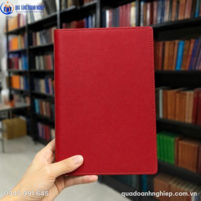 Thực tế cầm trên tay cuốn sổ da SD-08 màu đỏ đô dày dặn trong không gian thư viện