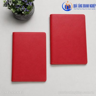 Hai cuốn sổ tay SD-08 màu đỏ tươi đặt song song trên mặt bàn màu xám sáng