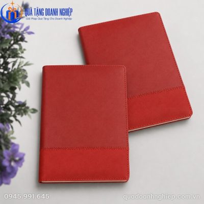 Góc chụp nghiêng hai cuốn sổ da SD-09 xếp chồng lên nhau phô diễn đường chỉ may viền tỉ mỉ