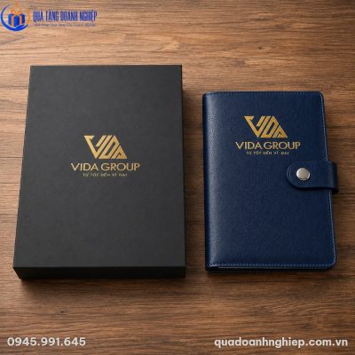Thiết kế mở rộng bên trong sổ với gáy còng sắt, khe cắm thẻ và hệ thống cáp sạc 3 đầu tiện lợi