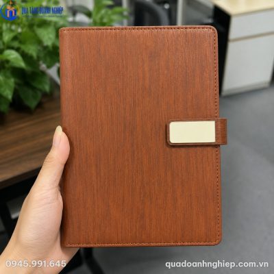 Cận cảnh cuốn sổ da SD52 màu nâu với chất liệu bìa vân gỗ và tag khóa kim loại tinh xảo