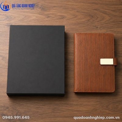 Sổ tay SD52 màu nâu khi đặt cạnh hộp đựng lót lụa định hình cao cấp
