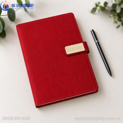 Góc chụp nghiêng cận cảnh cuốn sổ SD52 đặt cạnh chiếc bút ký đen sang trọng trên mặt bàn làm việc