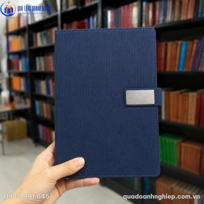 Cận cảnh bề mặt bìa da PU vân sọc dọc màu xanh dương đậm lịch lãm của sổ dán gáy SD52