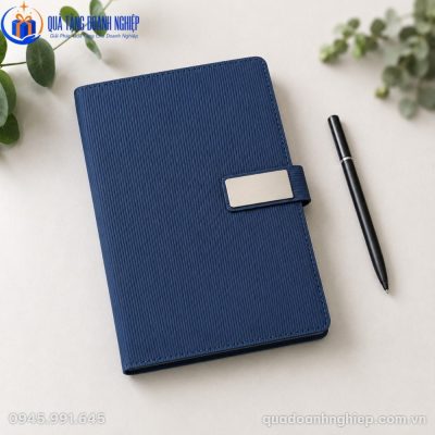 Tay cầm cuốn sổ dán gáy SD52 màu xanh dương đậm trên nền kệ sách văn phòng