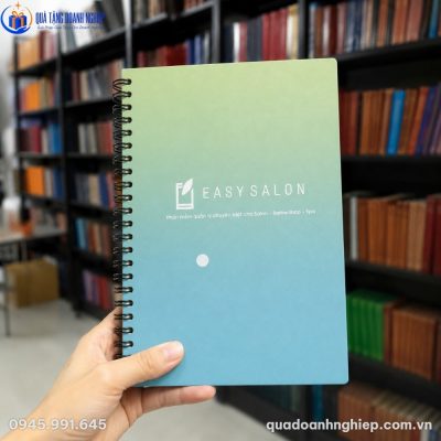 Thực tế cầm trên tay cuốn sổ lò xo SD-07 với dải màu chuyển sắc mượt mà sắc nét trên nền thư viện