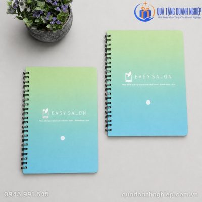 Góc chụp từ trên xuống hai cuốn sổ lò xo SD-07 phối cảnh cùng chậu cây nhỏ thanh lịch