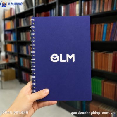 Cận cảnh cuốn sổ tay SD-06 màu xanh dương đậm in logo trắng nổi bật trên tay người dùng