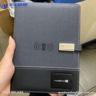 Mẫu sổ sạc đa năng SD-01 thực tế phối da PU đen và vải xám canvas cầm trên tay
