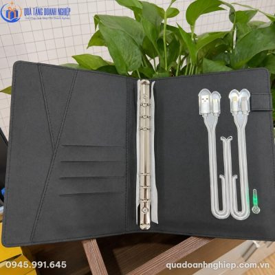 Cận cảnh chi tiết bên trong cuốn sổ SD-01 với còng sắt 6 lỗ và các đầu cáp sạc ẩn gọn gàng