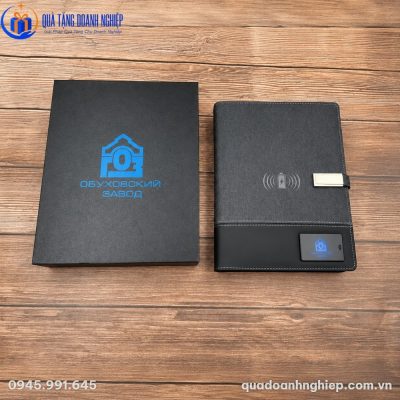 Sổ sạc đa năng SD-01 đặt cạnh hộp đựng quà tặng cao cấp in logo thương hiệu sắc nét