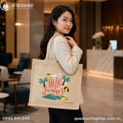Người mẫu Việt Nam diện blazer công sở thanh lịch khoác chiếc túi TVQT-11 tại không gian sảnh khách sạn