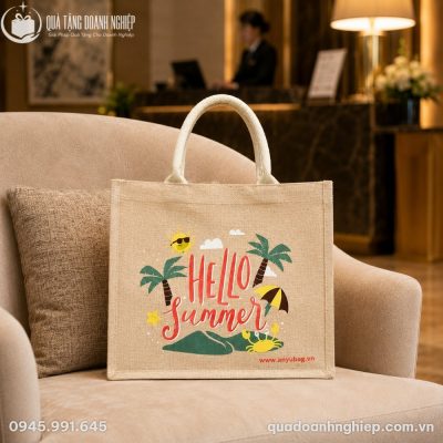 Túi cói canvas TVQT-11 đặt trên ghế bành sofa tại sảnh chờ resort, khẳng định tính ứng dụng cao trong ngành dịch vụ nghỉ dưỡng