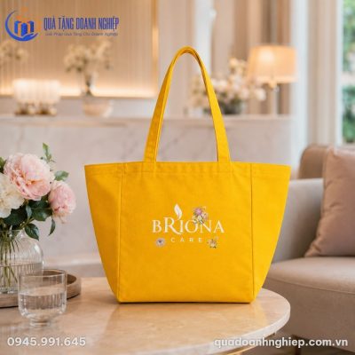 Thiết kế dáng túi chữ A thời trang hài hòa với không gian phòng khách hiện đại