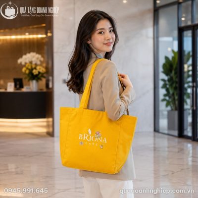 Nữ nhân viên văn phòng Việt phối đồ công sở thanh lịch cùng túi canvas vàng thời trang