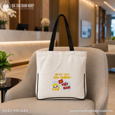 Mẫu túi canvas CVQT-07 được sử dụng thực tế trong không gian sảnh chờ sang trọng