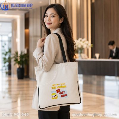 Nữ nhân viên văn phòng phối đồ công sở lịch thiệp cùng túi canvas CVQT-07 đeo vai
