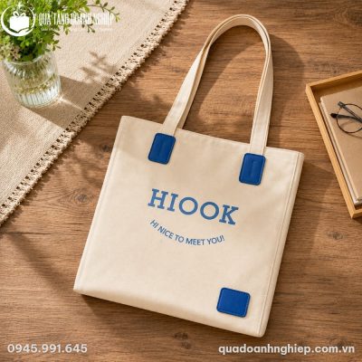 Mặt phẳng túi tote canvas CVQT-04 phối tag da xanh dương nổi bật trên nền vải trắng kem
