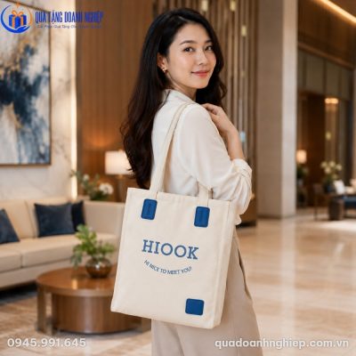 Nữ nhân viên công sở diện trang phục thanh lịch xách túi tote canvas CVQT-04 bên vai