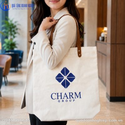 Nữ nhân viên văn phòng Việt thanh lịch diện vest công sở đeo túi tote canvas quai da trên vai