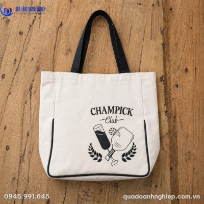 Cận cảnh thiết kế túi vải canvas CVQT-02 với những đường vân dệt tự nhiên dày dặn trên nền gỗ mộc