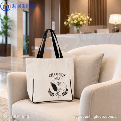 Túi tote canvas CVQT-02 đặt gọn gàng trên ghế bành sofa tại khu vực sảnh chờ văn phòng hiện đại