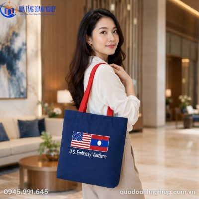 Hình ảnh cô gái diện trang phục thanh lịch đeo túi canvas CVQT-03 tại không gian sảnh lớn