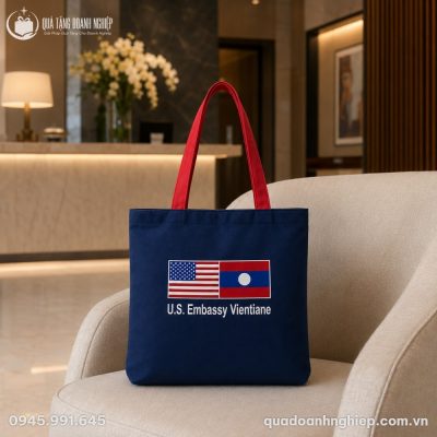 Túi canvas CVQT-03 đặt trên ghế sofa sang trọng khẳng định tính ứng dụng cao