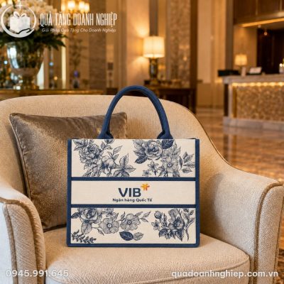 Túi vải canvas VIB đặt trên ghế sofa cao cấp trong không gian phòng khách trang nhã