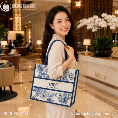 Nữ nhân viên văn phòng phối chiếc túi canvas VIB cùng trang phục công sở thanh lịch tại sảnh sự kiện khách sạn Melia