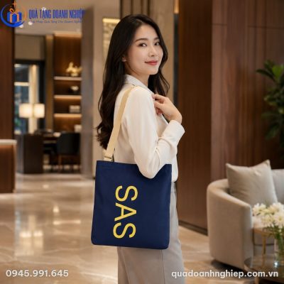 Nữ nhân viên văn phòng Việt Nam diện trang phục công sở thanh lịch đeo túi canvas CV-05 trên vai