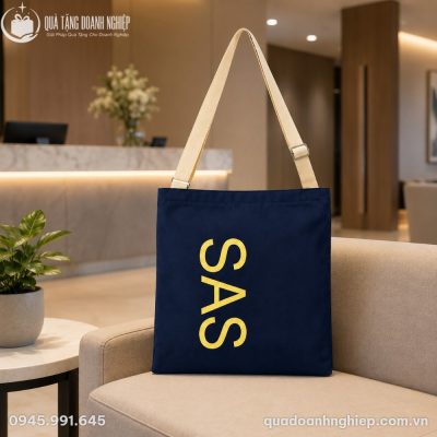 Túi canvas CV-05 được bài trí sang trọng trên ghế sofa tại không gian sảnh chờ cao cấp