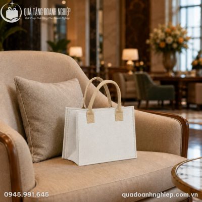 Túi vải nỉ chất lượng đặt trang trọng trên ghế sofa đơn bọc nỉ mịn trong không gian phòng chờ trang nhã.