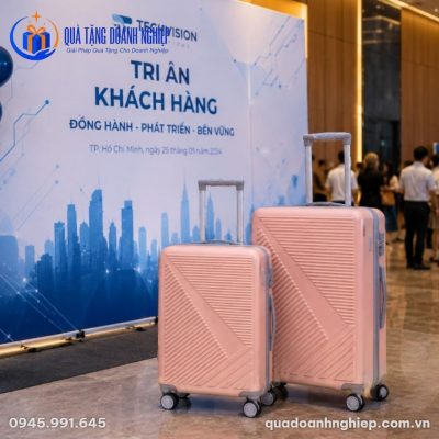 Vali Kéo Nhựa ABS In Logo Màu Hồng Quà Tặng Doanh Nghiệp